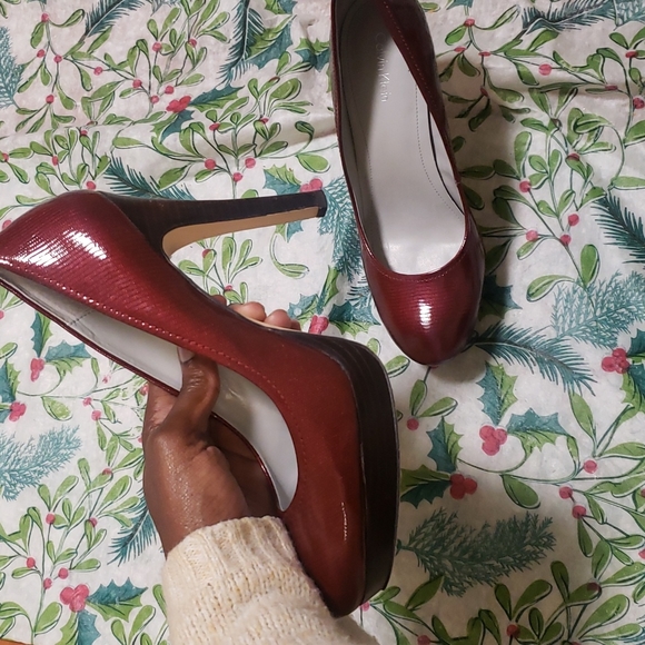 SALE!!😍🤩 Calvin Klein Shimmering Ruby Red Wooden Heels - Picture 5 of 10